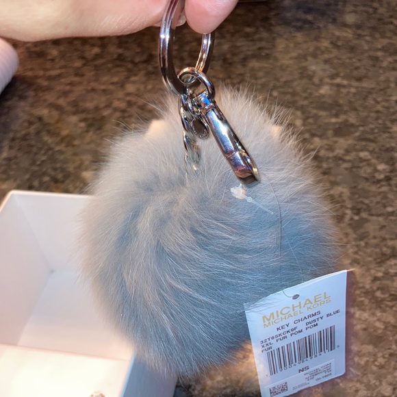 Micheal Kors Fur Pom Pom - Picture 5 of 6
